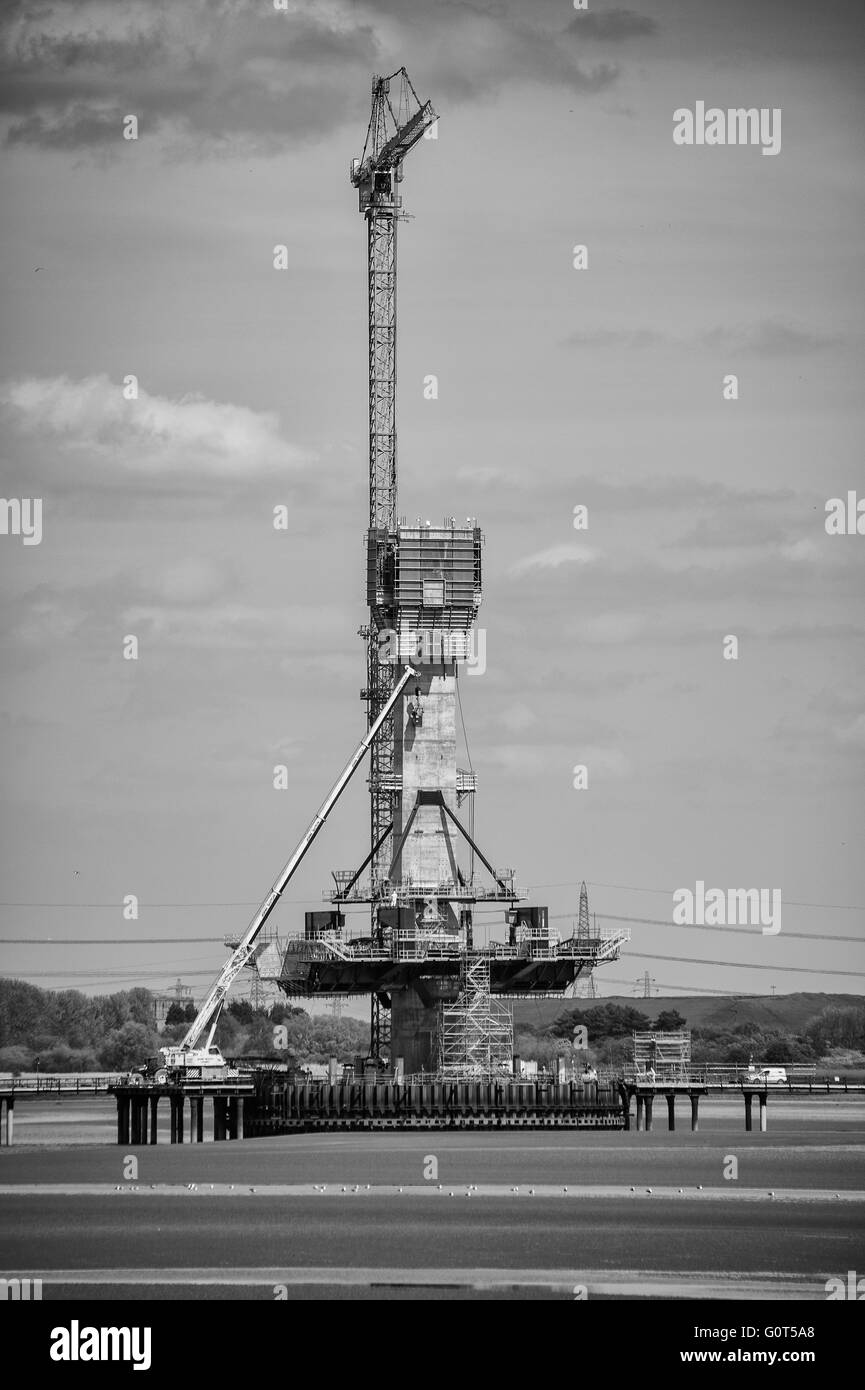 Nuovo attraversamento mersey road bridge tower in costruzione con gru a torre Foto Stock