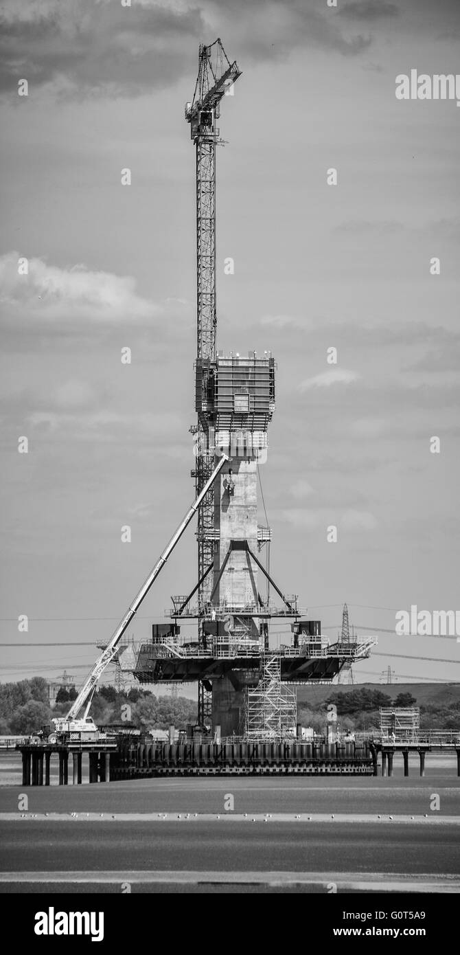 Nuovo attraversamento mersey road bridge tower in costruzione con gru a torre Foto Stock