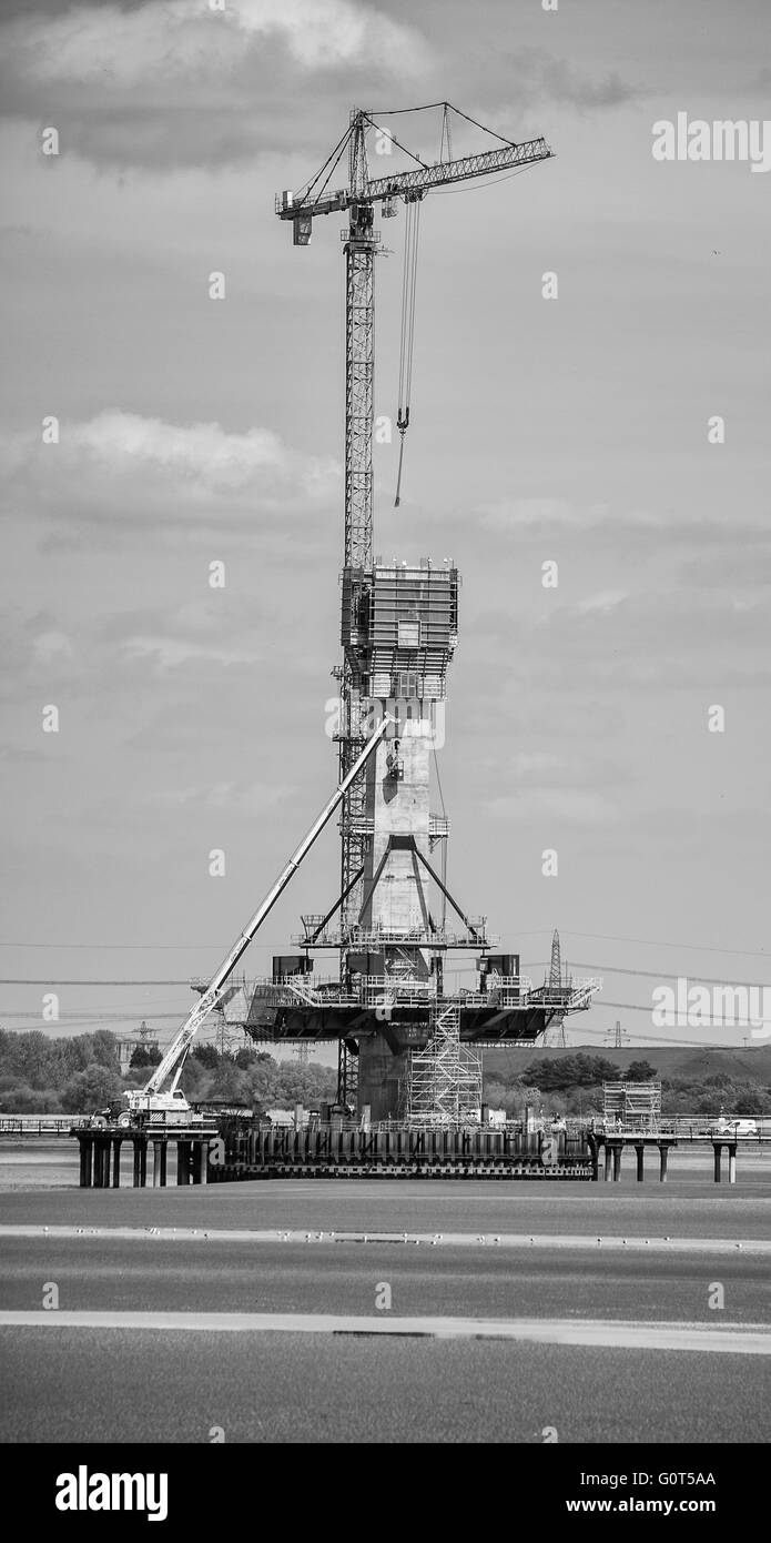 Nuovo attraversamento mersey road bridge tower in costruzione con gru a torre Foto Stock