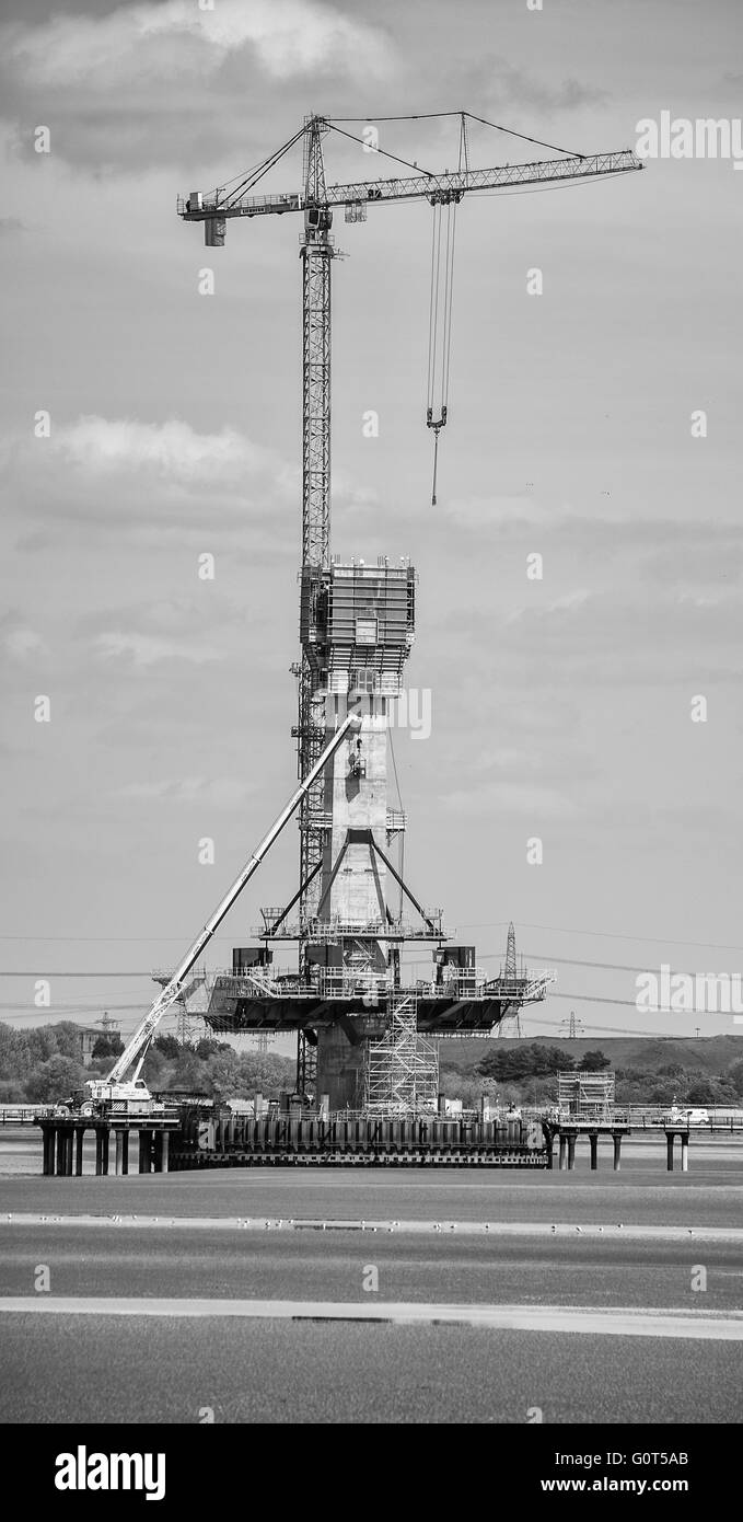 Nuovo attraversamento mersey road bridge tower in costruzione con gru a torre Foto Stock