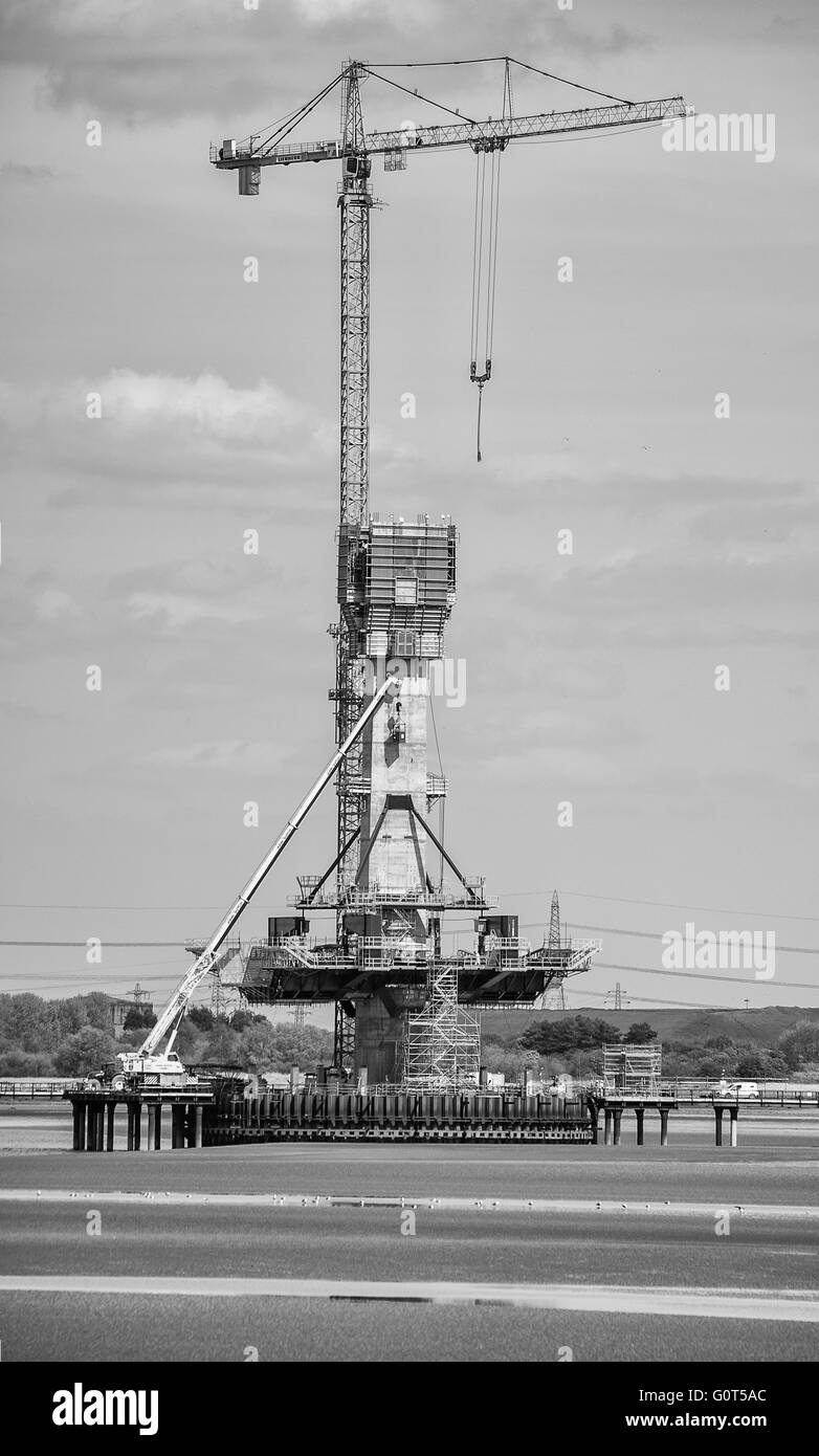 Nuovo attraversamento mersey road bridge tower in costruzione con gru a torre Foto Stock