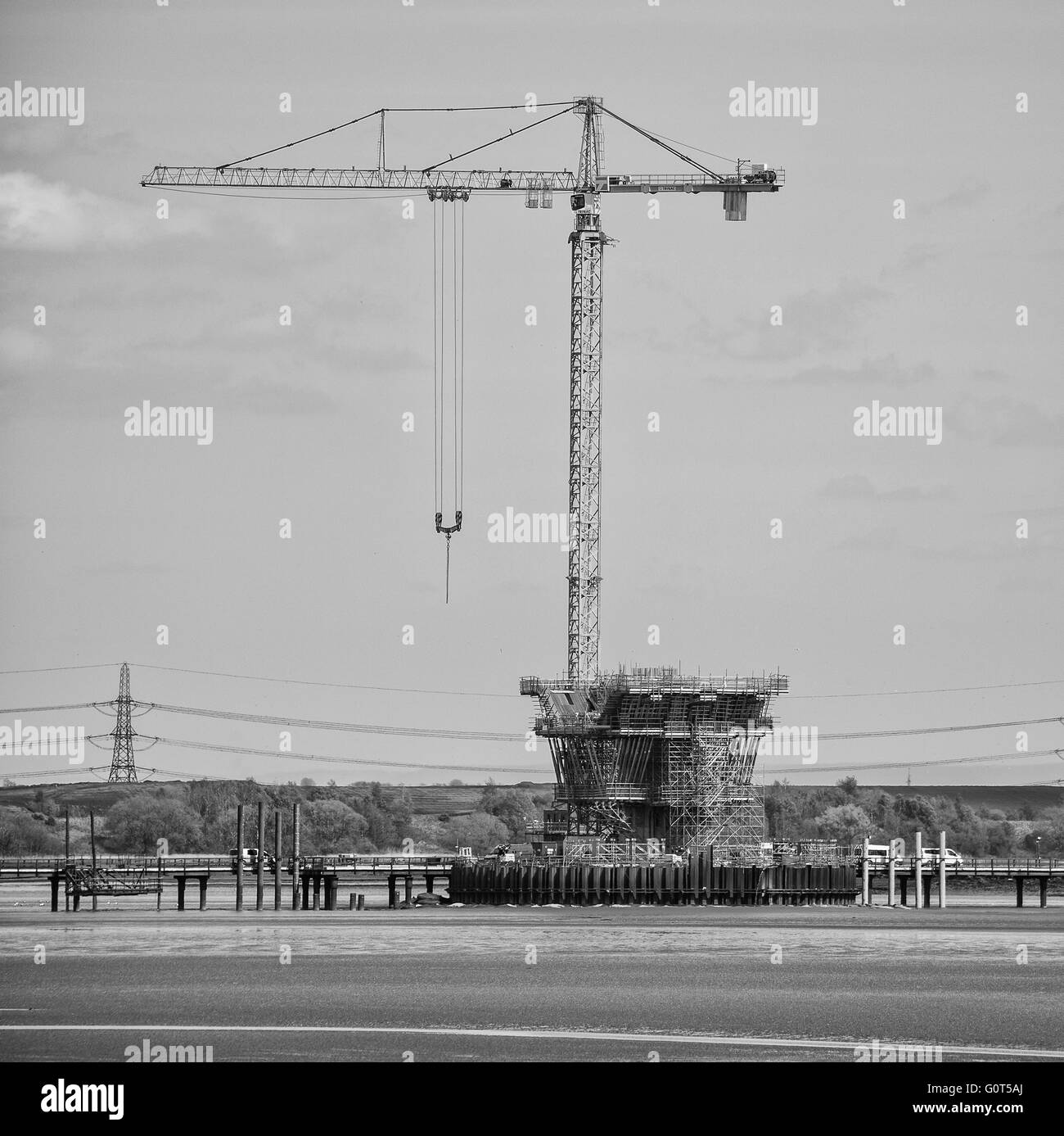 Nuovo attraversamento mersey road bridge tower in costruzione con gru a torre Foto Stock