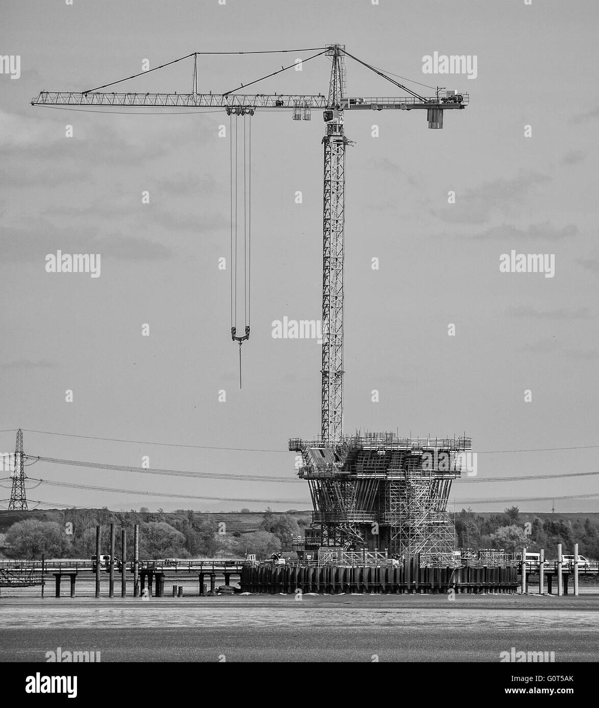 Nuovo attraversamento mersey road bridge tower in costruzione con gru a torre Foto Stock