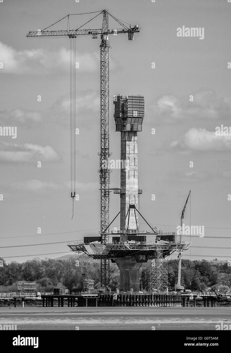 Nuovo attraversamento mersey road bridge tower in costruzione con gru a torre Foto Stock
