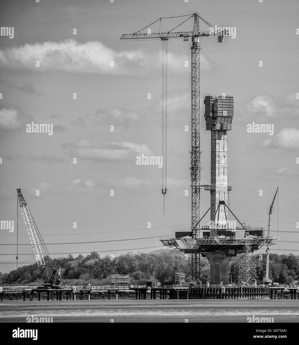 Nuovo attraversamento mersey road bridge tower in costruzione con gru a torre Foto Stock