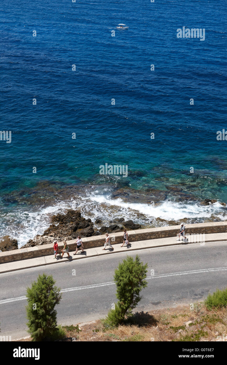 Street dietro il mare mediterraneo in Rhetymno. Creta. La Grecia. In verticale Foto Stock