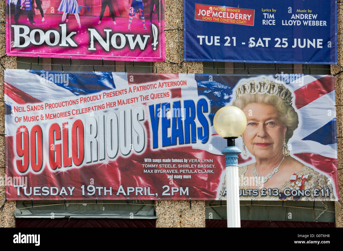 Banner promozione evento per celebrare i 90 gloriosi anni della Regina sulla parete esterna del Weymouth Pavilion a Weymouth, Dorset UK nel mese di maggio Foto Stock