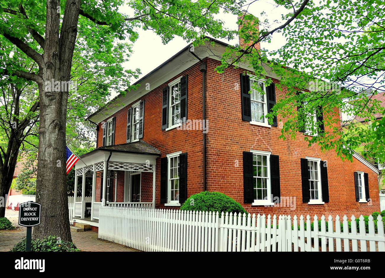 Vecchia Salem, North Carolina: C. 1820's epoca federale casa di mattoni sulla strada principale * Foto Stock