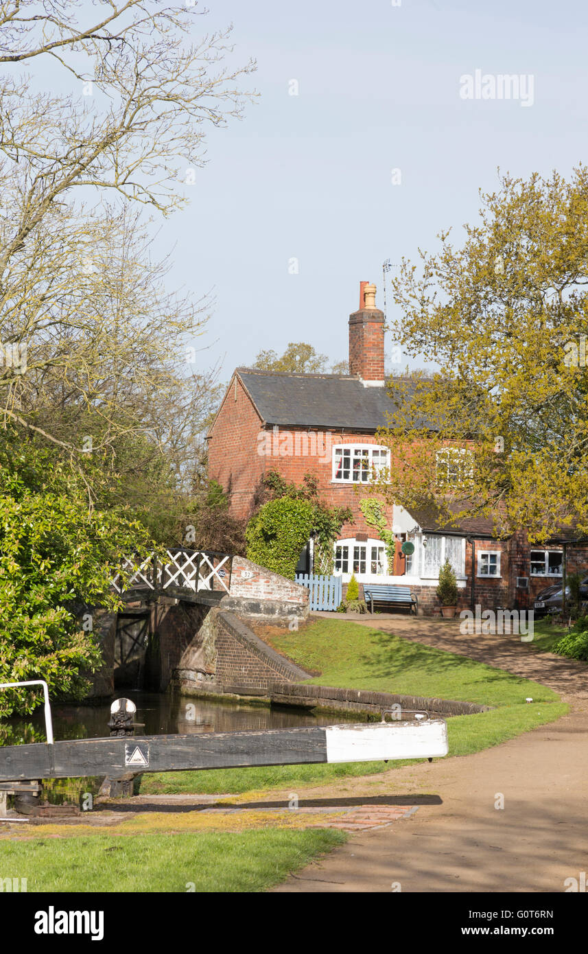 Bloccare i detentori cottage in Stratford upon Avon Canal a Lapworth, Warwickshire, Inghilterra, Regno Unito Foto Stock