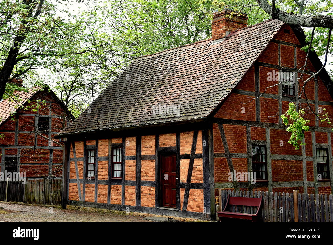 Vecchia Salem, North Carolina: a struttura mista in legno e muratura in mattoni e 1768 Moravian Quinta Casa con 1805 alterazioni sulla strada principale Foto Stock
