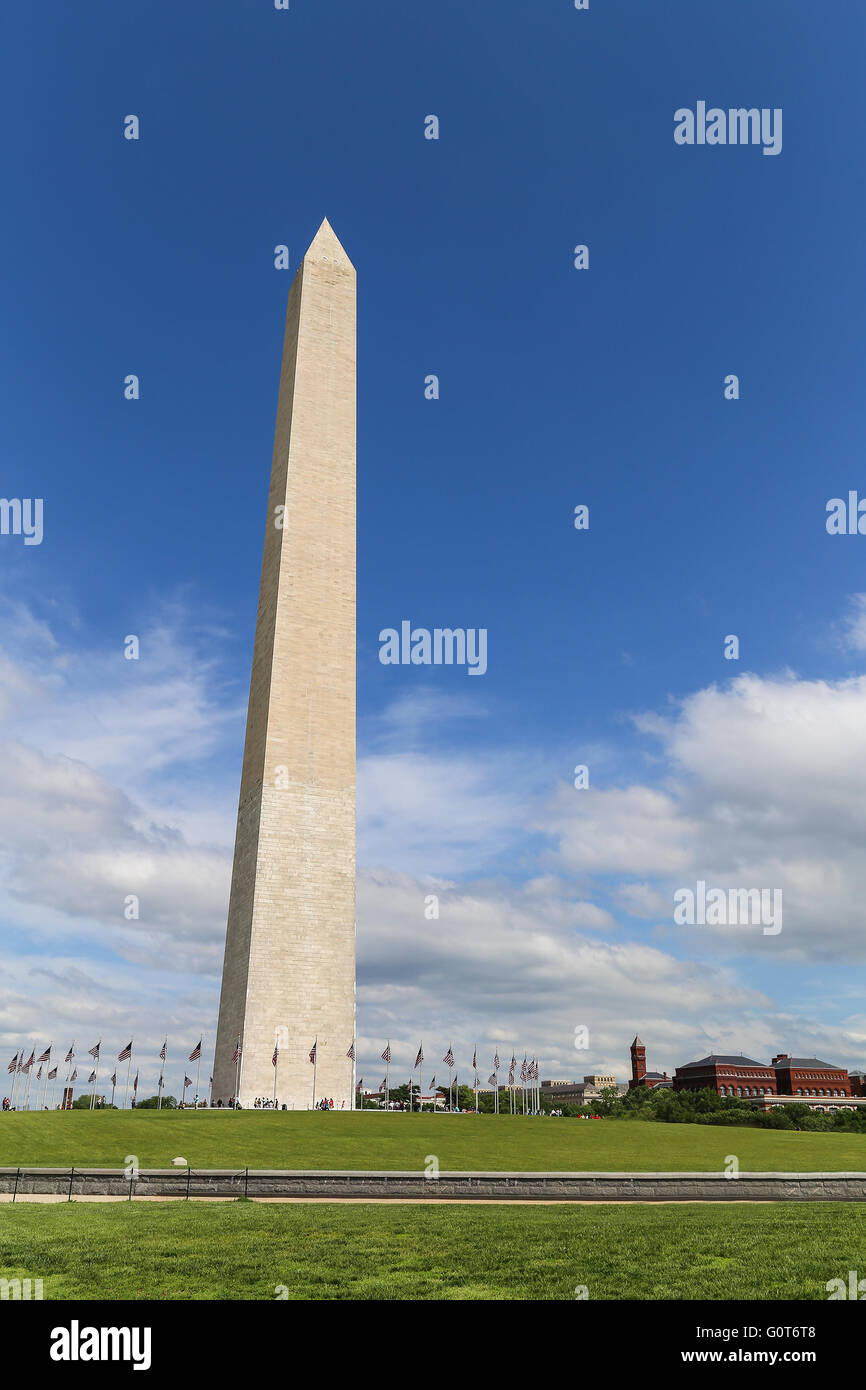 Il Monumento a Washington con nuvoloso cielo blu durante la giornata di sole Foto Stock