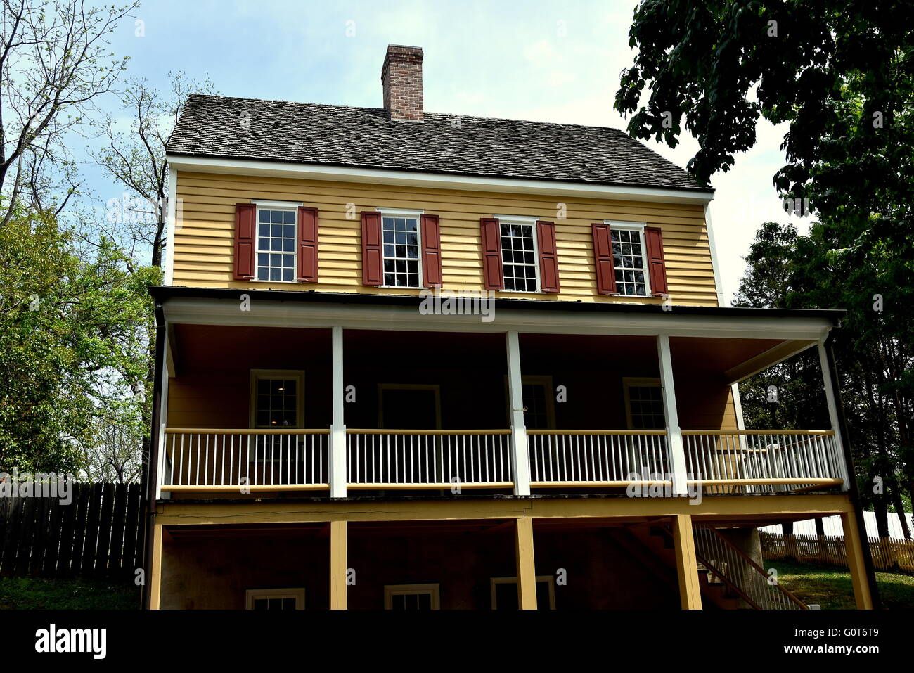Vecchia Salem, North Carolina: inizio del XIX secolo il telaio in legno Main Street Casa con portico antistante e camino centrale Foto Stock