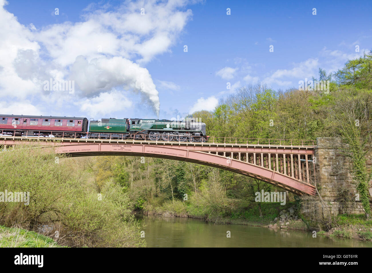 Treno a vapore che attraversa il fiume Severn a ponte Victoria in Severn Valley Railway a Arley, Worcestershire, England, Regno Unito Foto Stock Treno a vapore che attraversa il fiume Severn a ponte Victoria in Severn Valley Railway a Arley, Worcestershire, England, Regno Unito Foto Stock