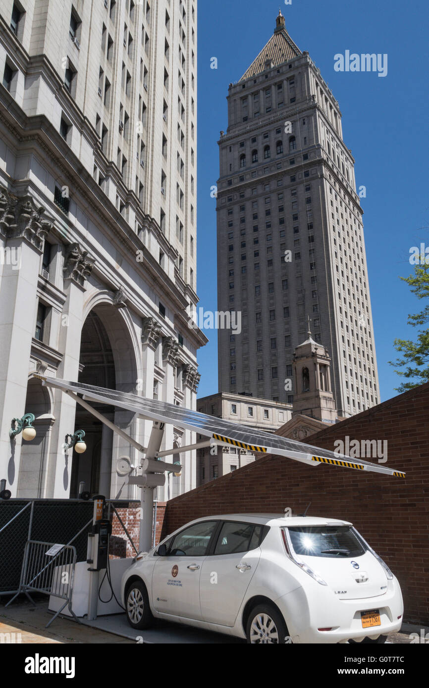 Elettronici del veicolo autonomo caricatore rinnovabile presso la polizia Plaza di New York City, Stati Uniti d'America Foto Stock