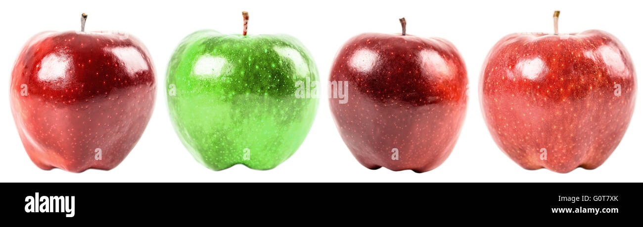 Distinguiti dalla folla concetto con mela verde tra le mele rosse Foto Stock