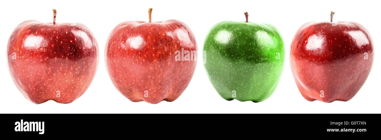 Distinguiti dalla folla concetto con mela verde tra le mele rosse Foto Stock