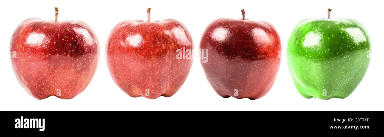 Distinguiti dalla folla concetto con mela verde tra le mele rosse Foto Stock