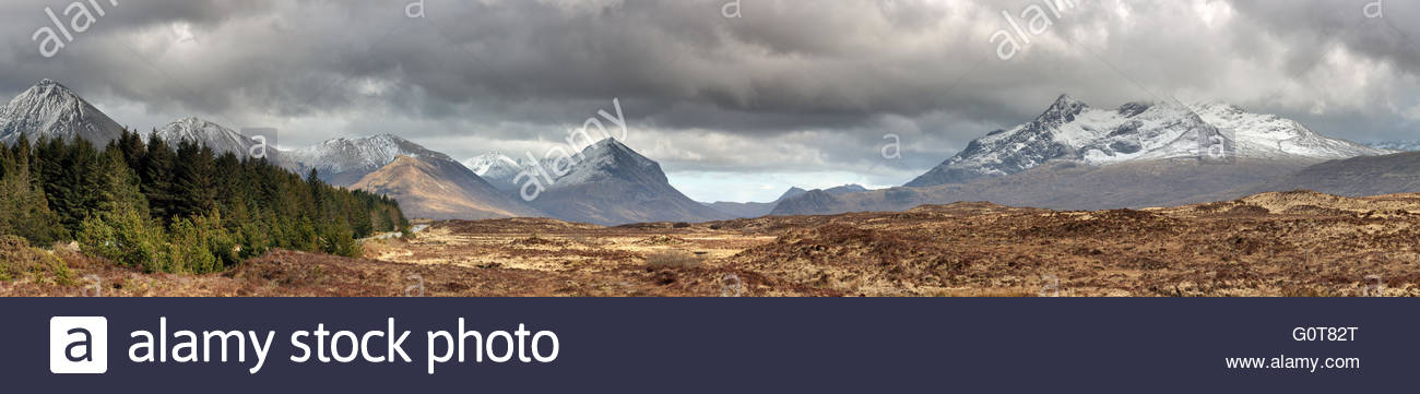 Una immagine panoramica del rosso e nero Cuillin mountain range dall'Isola di Skye. Foto Stock