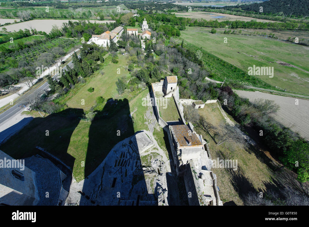 Abbazia di Montmajour vicino a Arles. La Francia. Vista da Pons de l'Orme torre. Cappella di Santa Croce sullo sfondo Foto Stock