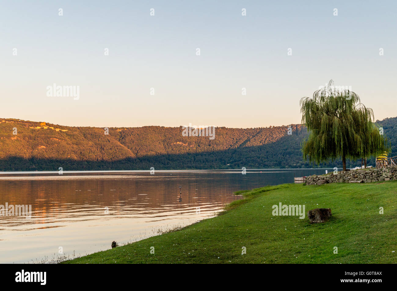 Il lago Albano al tramonto Foto Stock