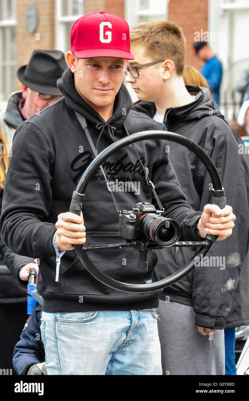 L'uomo utilizza una staffa della ruota rig costante per una fotocamera reflex durante la ripresa video. Foto Stock