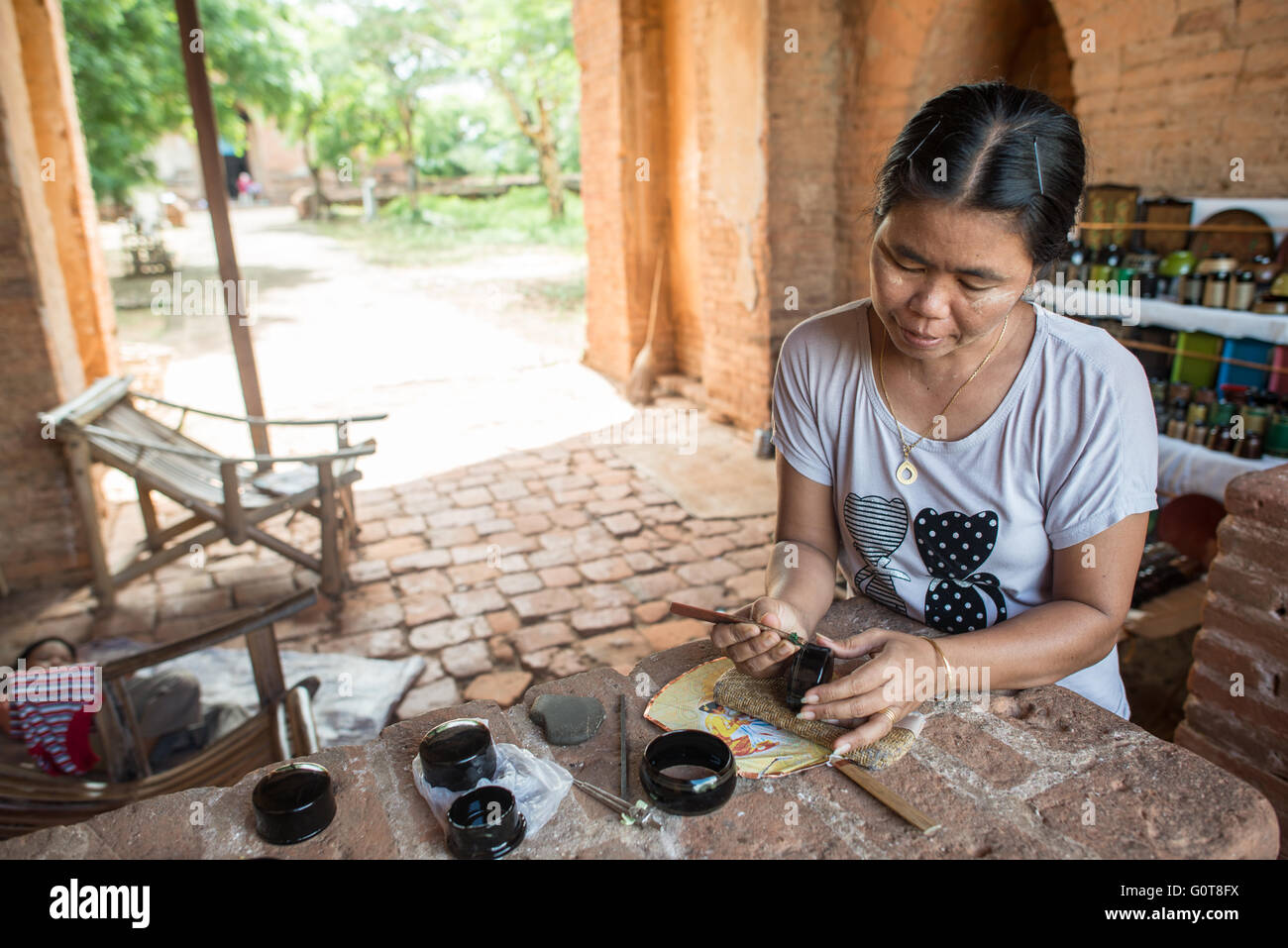 BAGAN, Myanmar — il tempio di Naga Yon Hpaya si trova a Bagan, Myanmar. Costruita nel tardo XI secolo, la struttura in mattoni presenta una caratteristica torre shikhara in stile indiano. Il tempio è noto per i suoi affreschi ben conservati e una grande immagine di Buddha seduto all'interno. Foto Stock