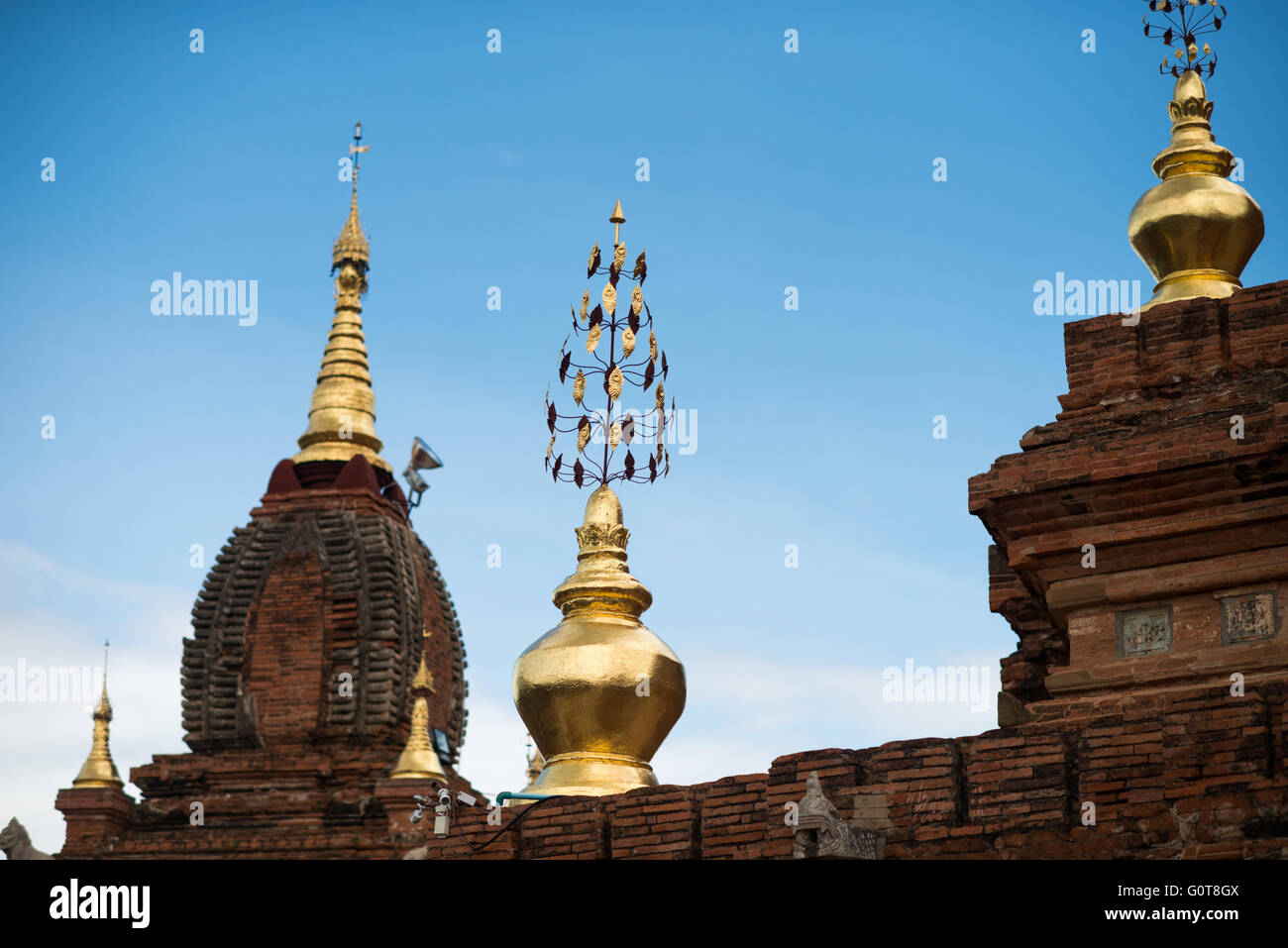 [Pagoda Dhammayazika] BAGAN, MYANMAR--la Pagoda Dhammayazika (scritta anche come Dhamma-ya-ka Zedi e Dhamma-Yazika) è un tempio buddista situato nella parte orientale della zona archeologica di Bagan. Completata nel 1198, e impiegando solo due anni per la costruzione, si stima che siano stati utilizzati sei milioni di mattoni nella sua costruzione. Negli anni '1990 è stato completamente rinnovato. È insolito per il suo design a 5 lati e un punto forte è la collezione di diverse centinaia di piastrelle che raccontano le storie della jataka (sulle precedenti nascite di Gautama Buddha). Foto Stock