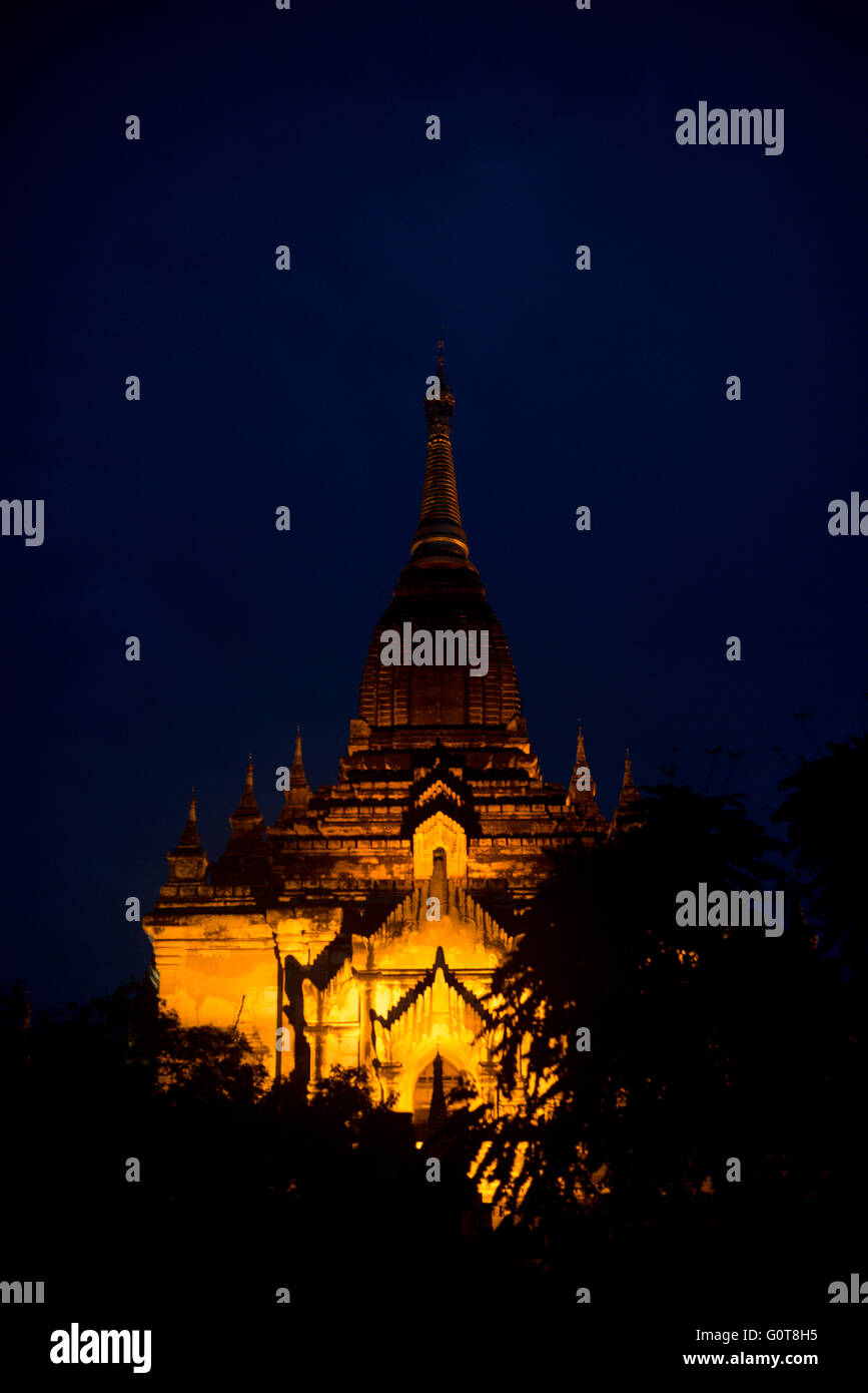 BAGAN, Myanmar - la Pagoda di Dhammayazika si staglia contro il cielo oscuro al crepuscolo a Bagan. Costruita nel 1196 dal re Narapatisithu, questa pagoda a base circolare con il suo caratteristico design pentagonale e la guglia dorata crea un contorno suggestivo mentre la luce del giorno svanisce. La forma unica della struttura contrasta con i tipici templi a base quadrata sparsi nell'antico paesaggio di Bagan. Foto Stock