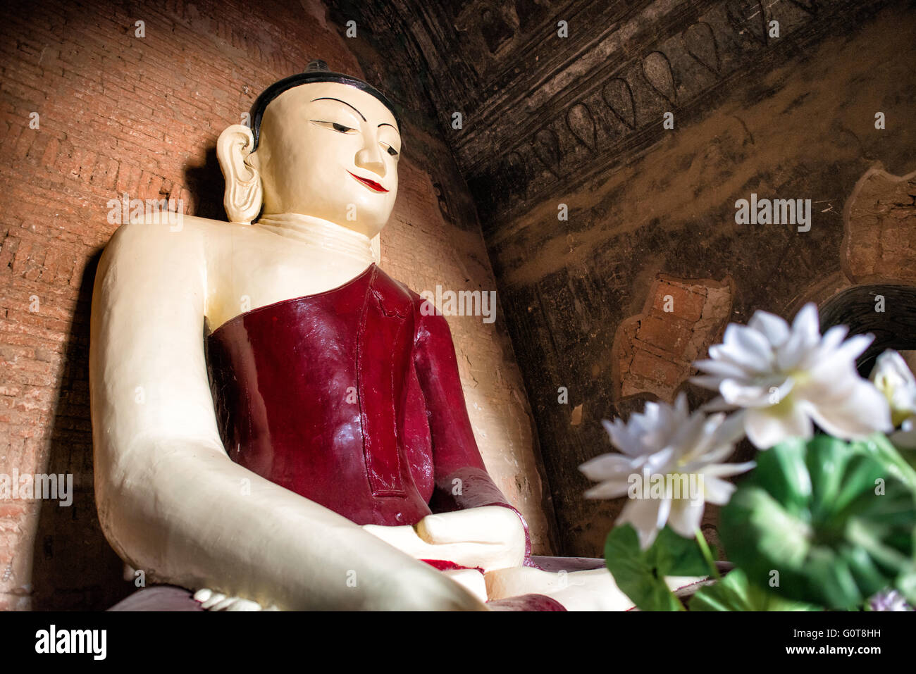 BAGAN, MYANMAR--risalente al regno di Narathihapate (1256-1287), Tayok Pye tempio si trova sul lato orientale della pianura di Bagan vicino Minnanthu. Di particolare nota sono rinnovate intricate stucchi decorativi e dipinti sulle pareti interne. È anche uno della manciata di templi che sono aperti per arrampicata su terrazzi superiori. Foto Stock