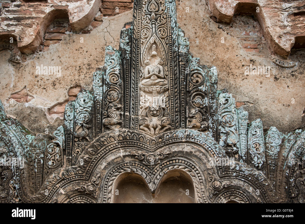 BAGAN, Myanmar - BAGAN, MYANMAR--risalente al regno di Narathihapate (1256-1287), Tayok Pye tempio si trova sul lato orientale della pianura di Bagan vicino Minnanthu. Di particolare nota sono rinnovate intricate stucchi decorativi e dipinti sulle pareti interne. È anche uno della manciata di templi che sono aperti per arrampicata su terrazzi superiori. Foto Stock