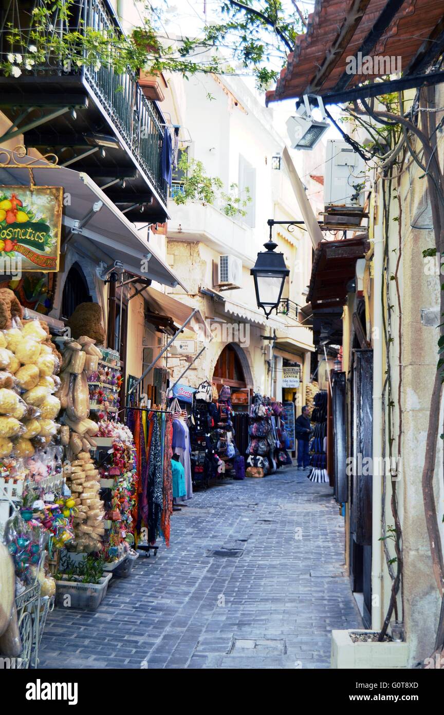 Vicolo con le aziende nella città di Rethymnon in Grecia. Foto Stock