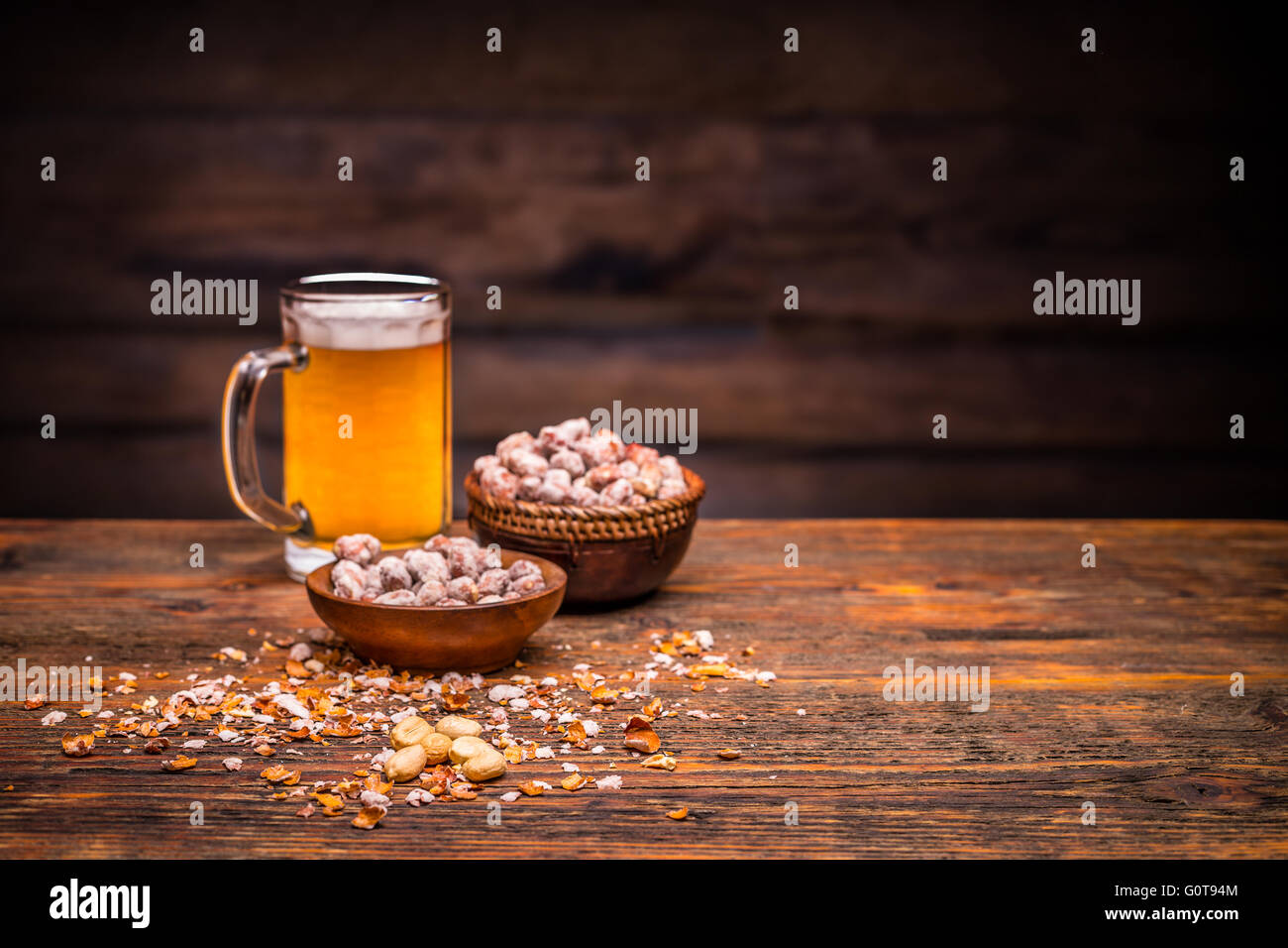 Birra e arachidi tostate con spazio per il testo Foto Stock