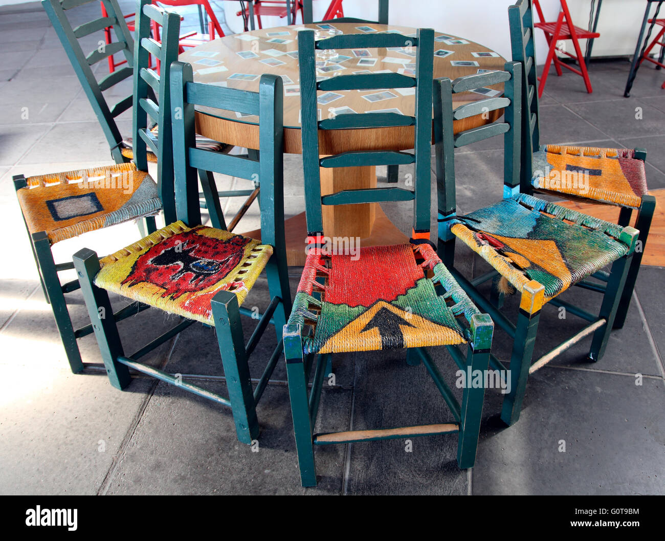 Colorate sedie in Cill Rialaig Arts Center ristorante Foto Stock