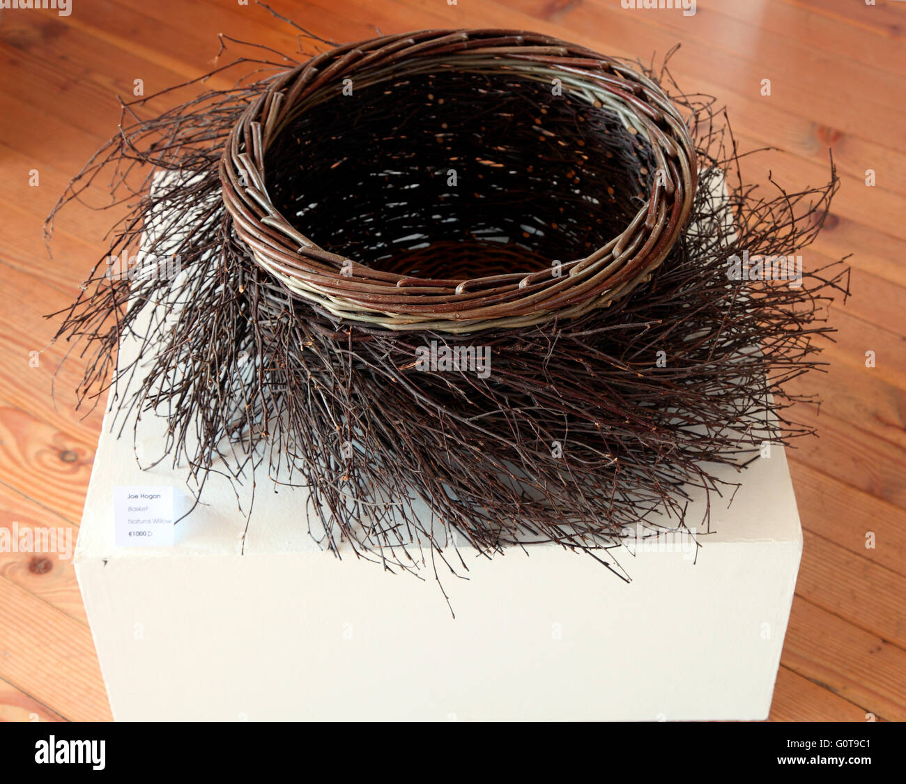 Cesto in salice naturale da Joe Hogan in mostra di artigianato irlandese al Cill Rialaig Arts Centre Foto Stock