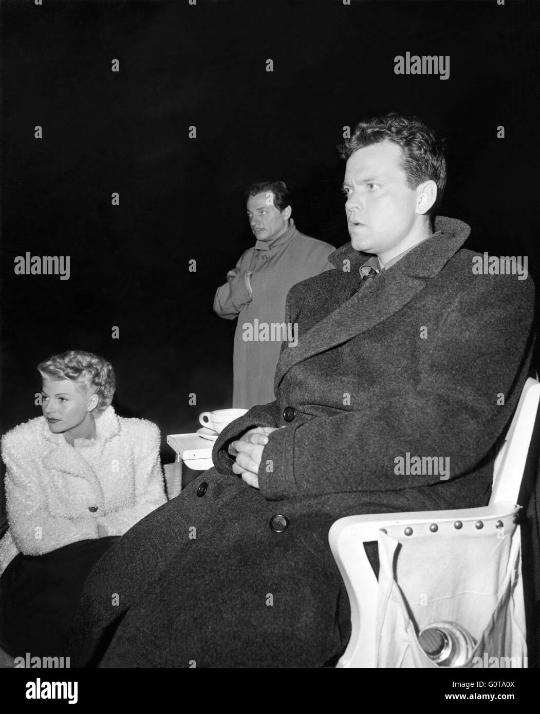 Sul set, Rita Hayworth ed Orson Welles / La signora da Shanghai / 1948 diretto da Orson Welles (Columbia Pictures) Foto Stock