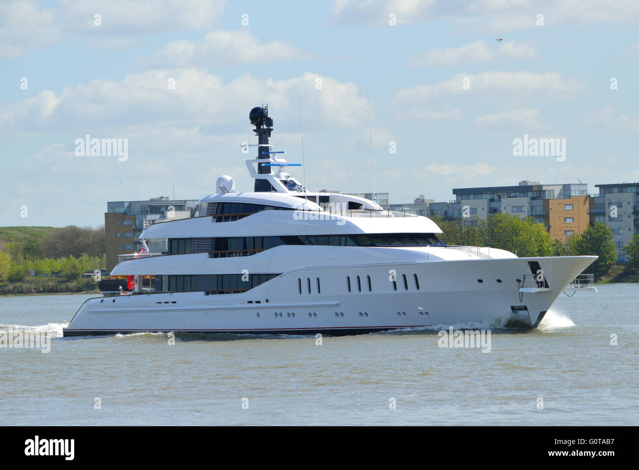 Nuova costruzione di yacht di lusso svaniscono arriva sul Tamigi a Londra  Foto stock - Alamy