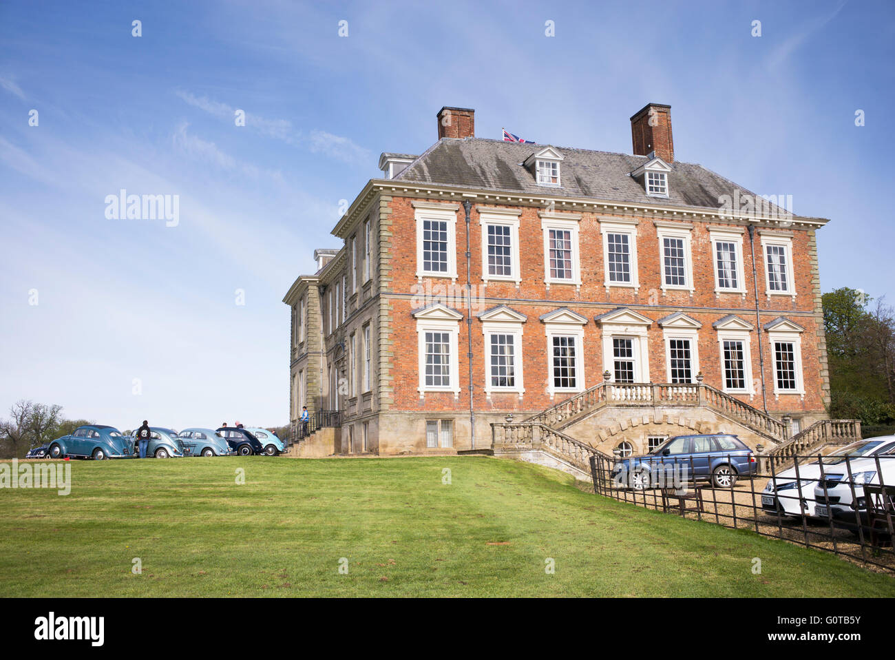 Vintage VW Beetle automobili parcheggiate fuori Standford Hall. Leicestershire, Inghilterra Foto Stock