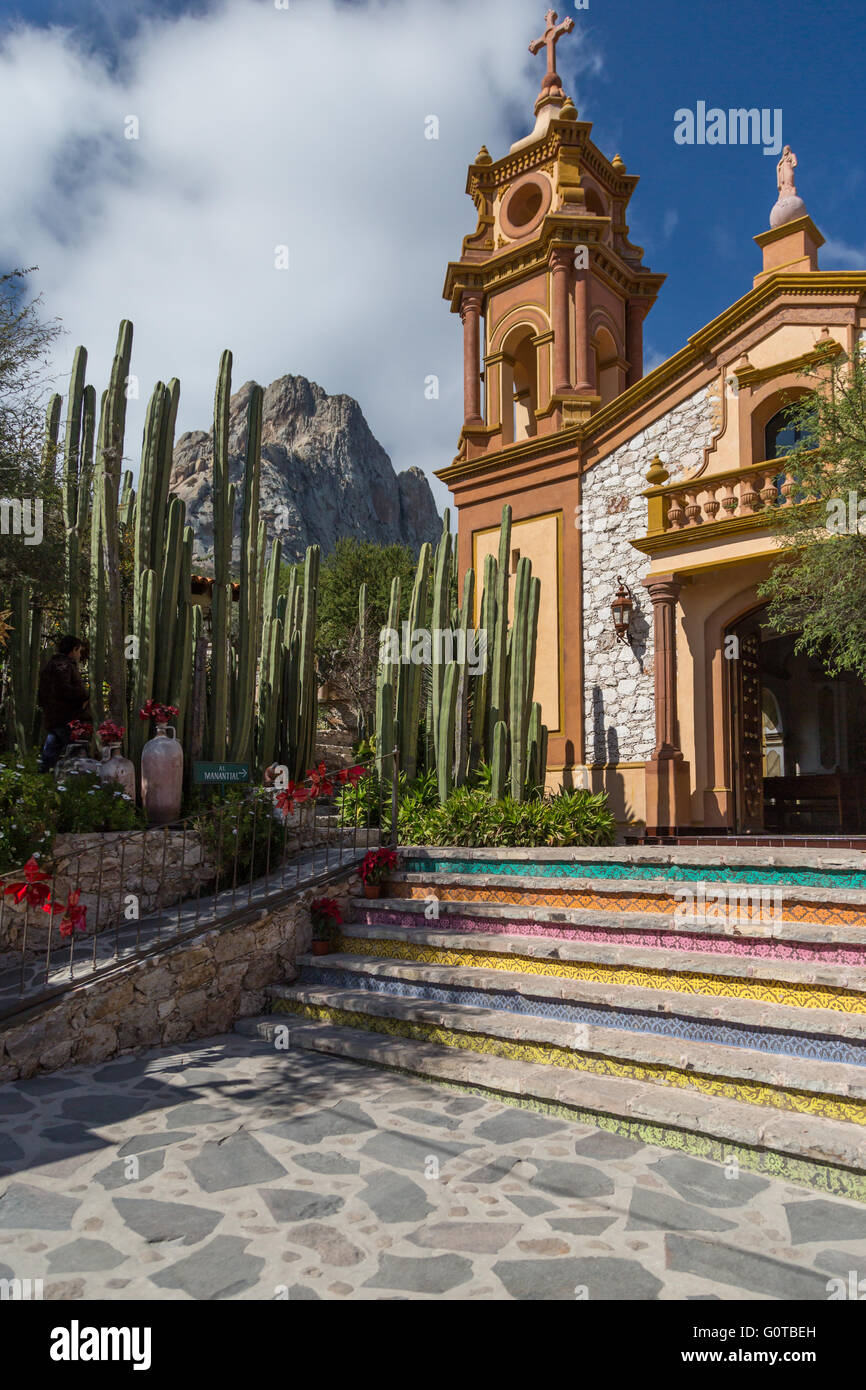 Una piccola cappella per matrimoni a Hoteles Centenario con Peña de Bernal in background. Situato in Bernal, Querétaro, Messico Foto Stock