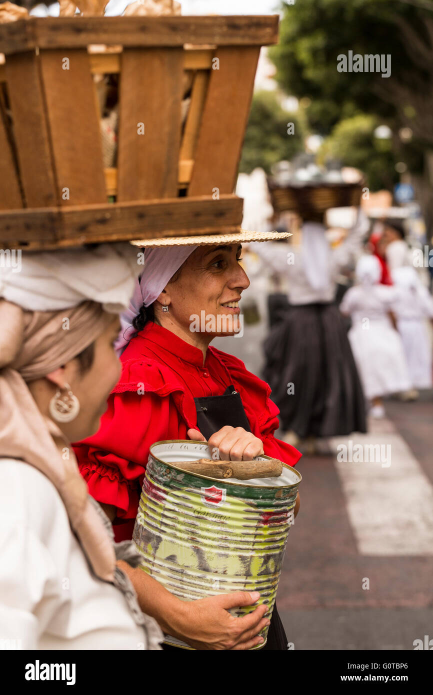 Le donne che trasportano carichi sulle loro teste in una scena come parte di un percorso guidato di percorso teatrale attraverso Adeje percorso acqua, Tenerife, Canarie Foto Stock