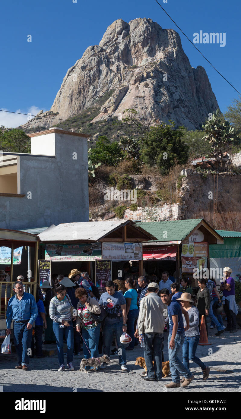 I turisti vicino a Peña de Bernal, un grande monolite in piedi 350 metri, si trova in Pueblito Magico di Bernal, Queretaro, Messico Foto Stock