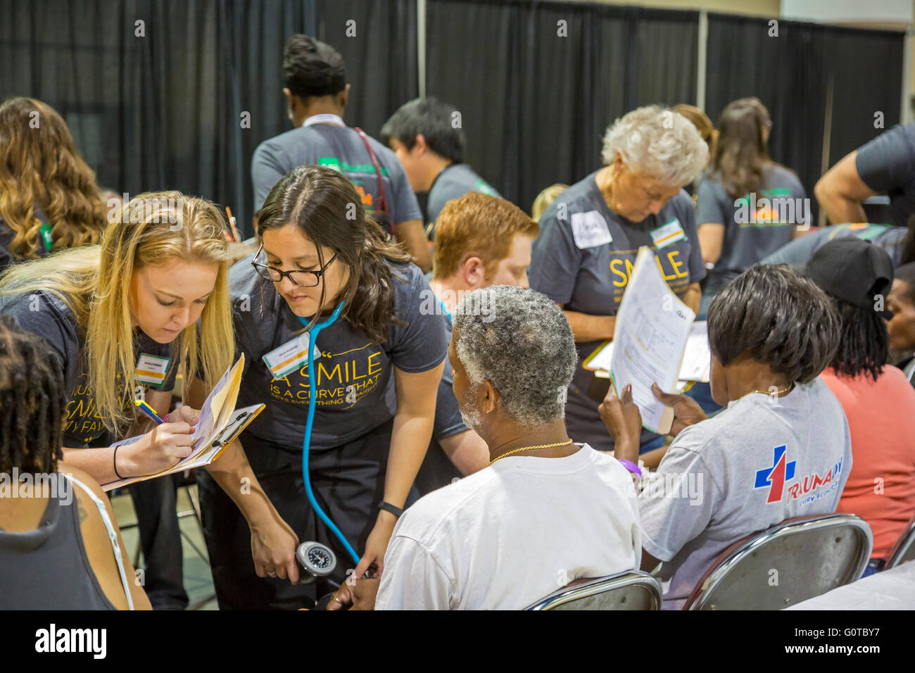 Jacksonville, Florida - un gratuito di due giorno dental clinic organizzato dall'organizzazione no-profit missione di misericordia trattato circa 3.000 pazienti. Foto Stock