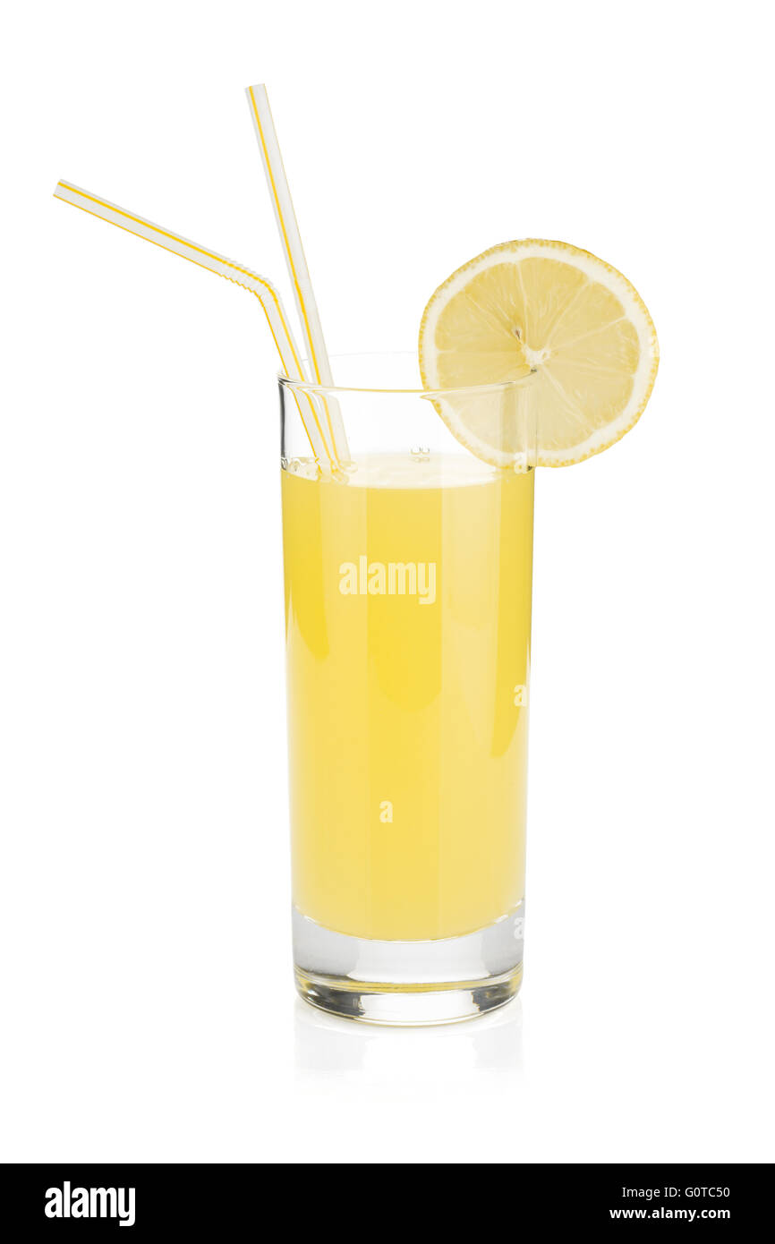 Il succo di limone in vetro e due cannuccia. Isolato su sfondo bianco Foto Stock