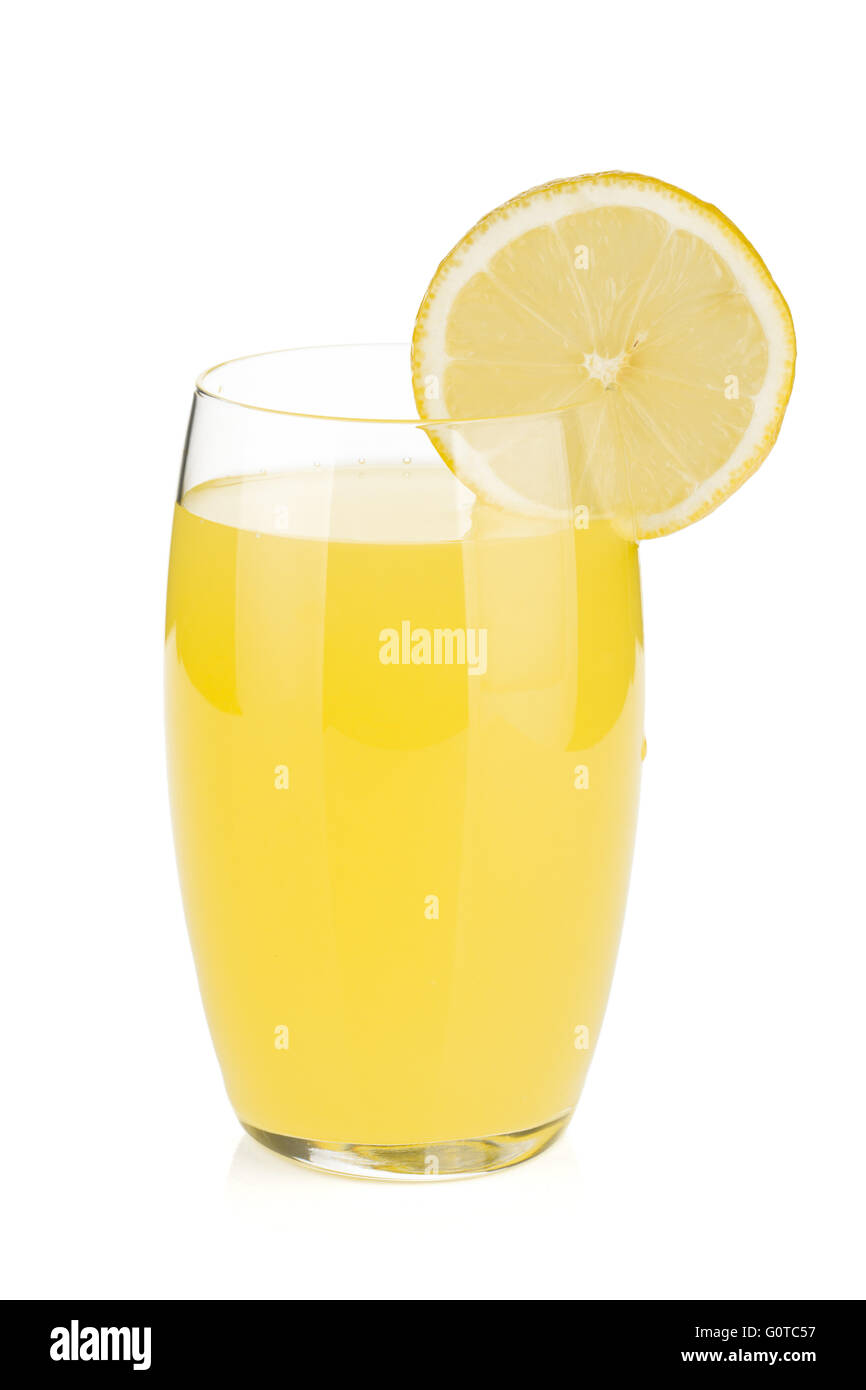 Il succo di limone di vetro con una fettina di limone. Isolato su sfondo bianco Foto Stock