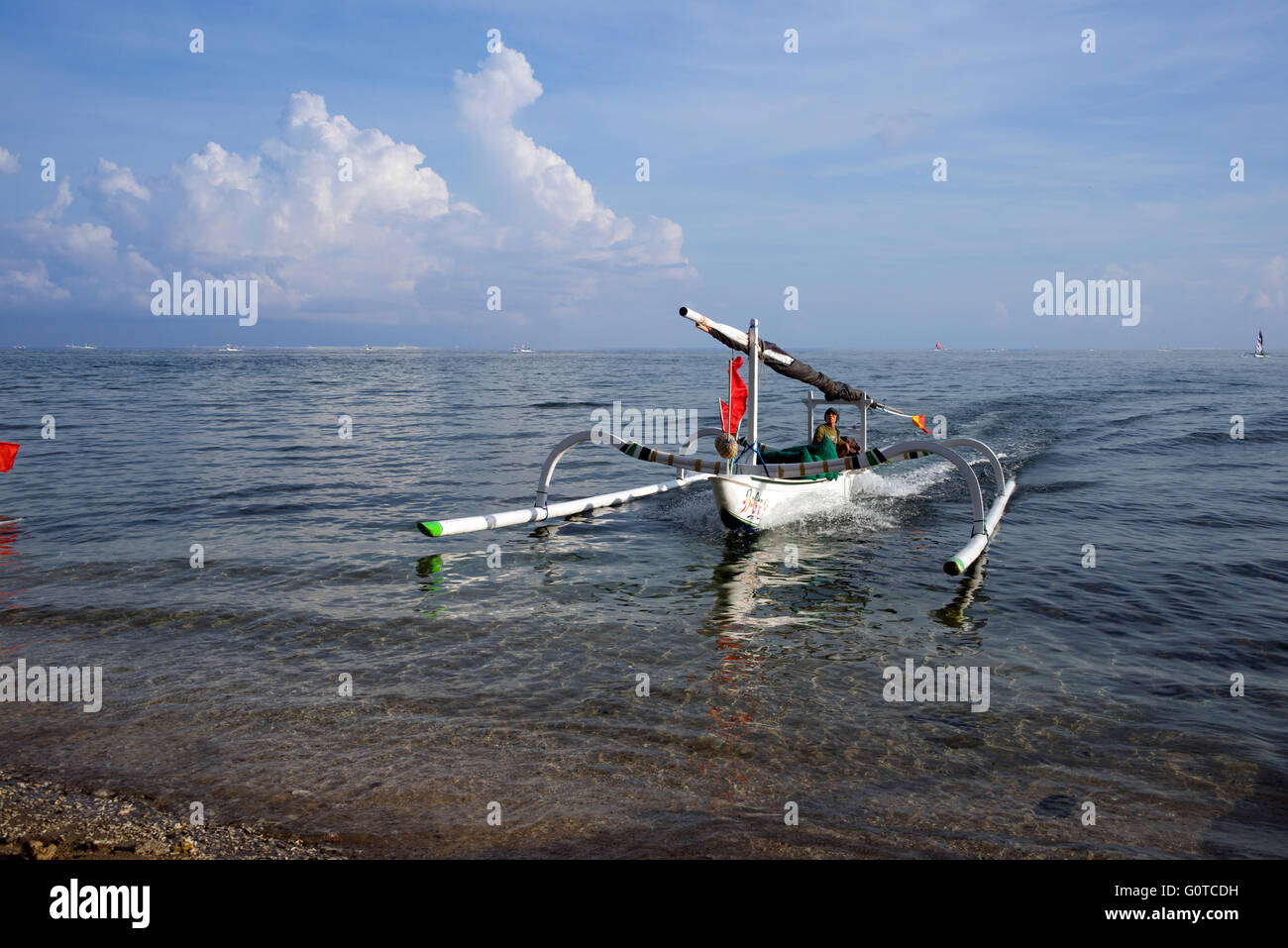 Tornando barca da pesca Selang Amed East coast Bali Indonesia Foto Stock