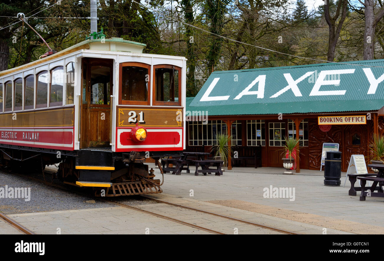 Manx elettrica ferroviaria tram alla stazione di Laxey Foto Stock