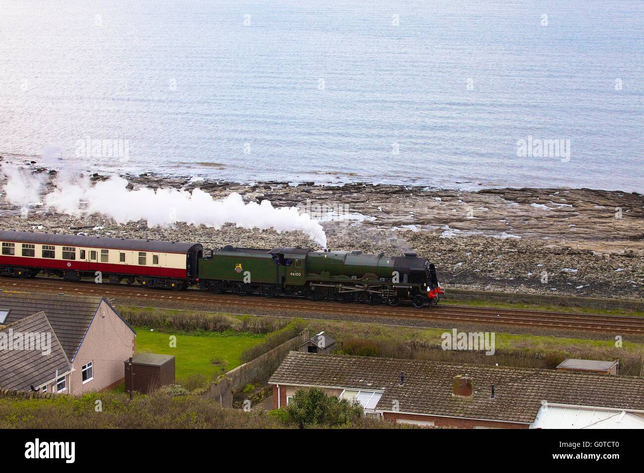 Treno a vapore LMS Royal Scot classe 7P 4-6-0 46100 Royal Scot. Tanyard Bay, Parton, Whitehaven, Cumbria, Inghilterra, Regno Unito. Foto Stock