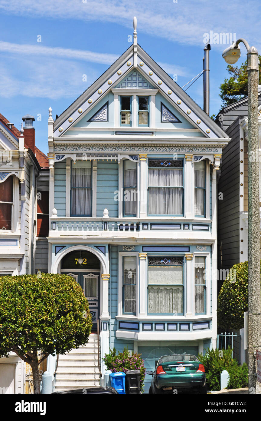 San Francisco, Stati Uniti d'America: uno dei Painted Ladies, famoso simbolo della città, una fila di colorate case in stile vittoriano a 710-720 Steiner Street Foto Stock