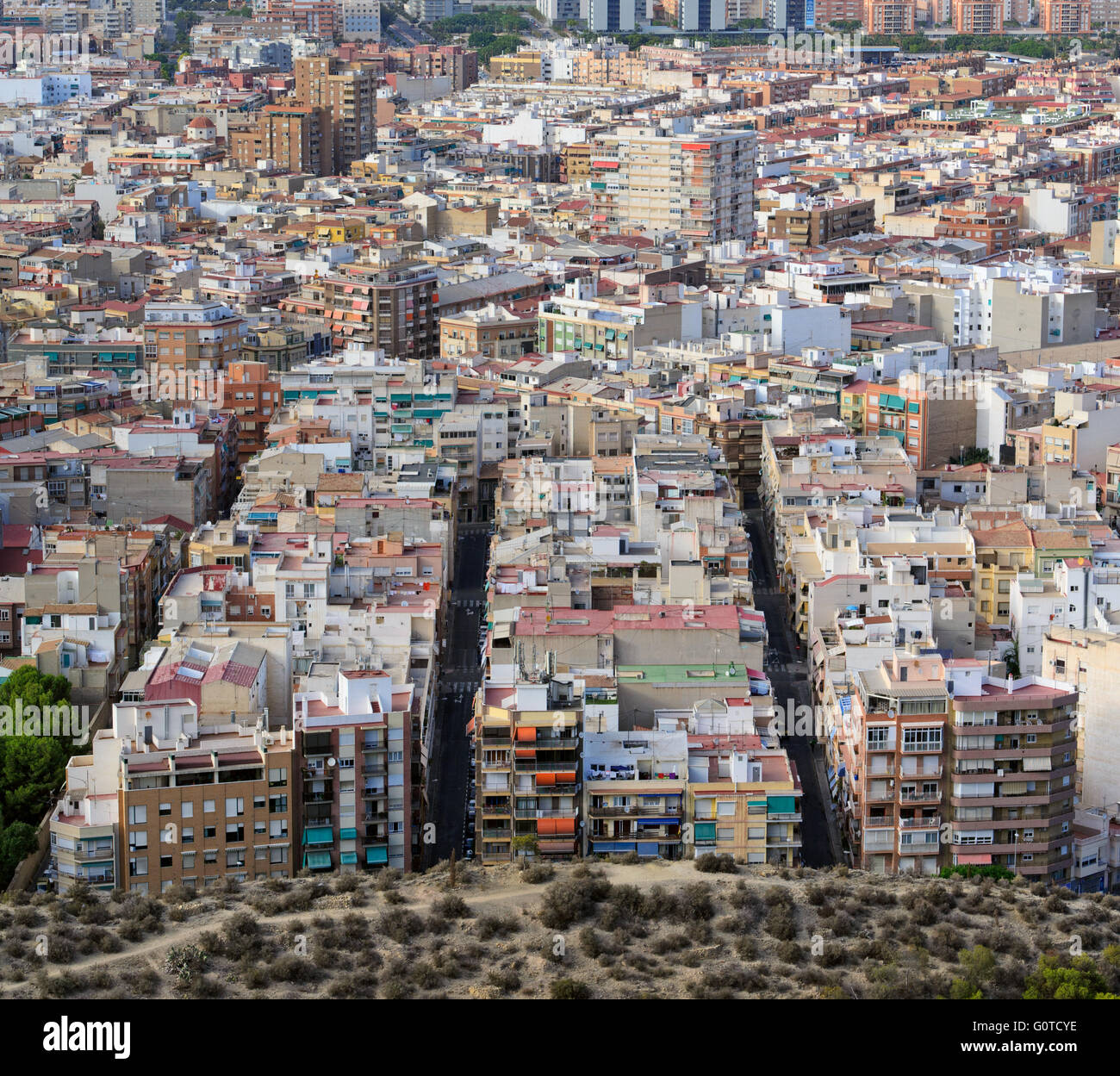 Case vista tra edifici urbani Alicante, Spagna Foto Stock