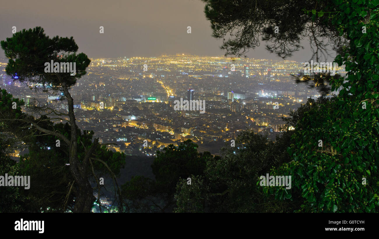 Una vista da cartolina a Barcellona dalla collina Tibidabo Foto Stock