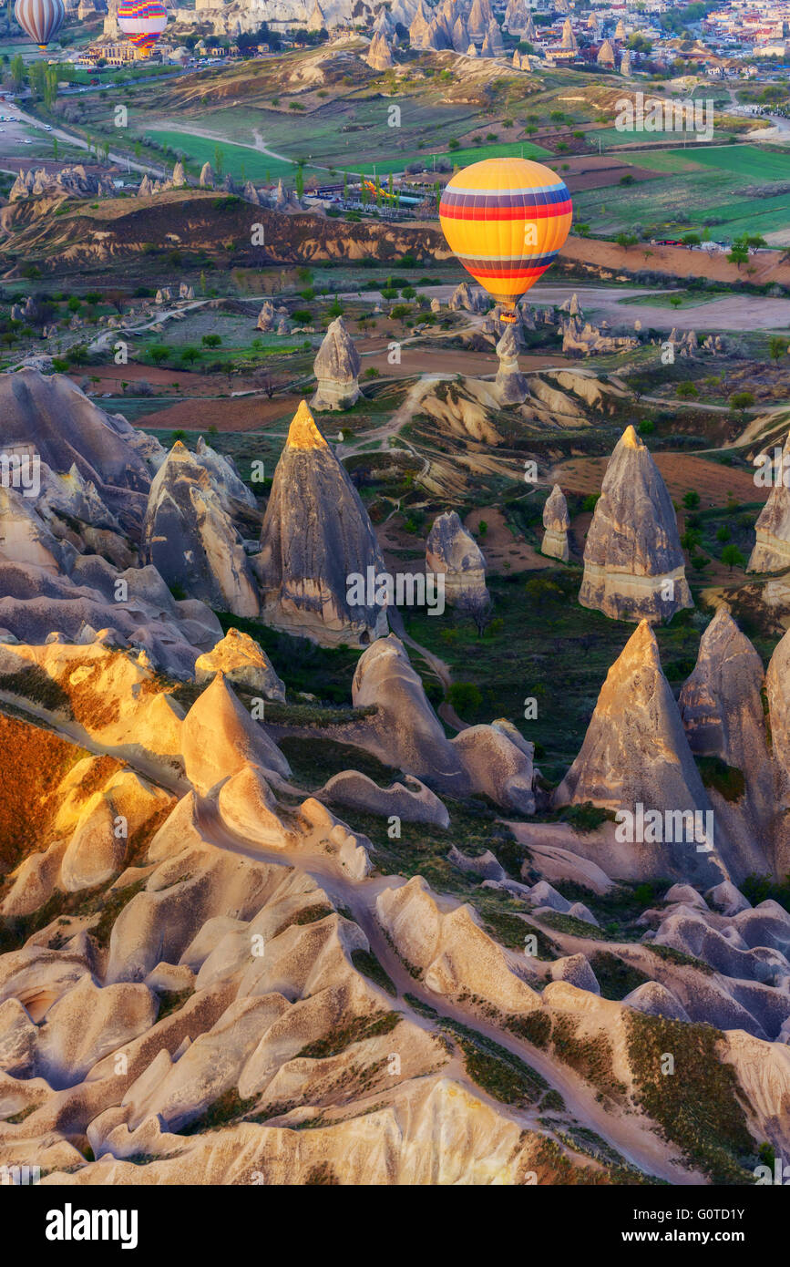Silhouette di palloncino nel cielo di sunrise. Cappadocia, Turchia Foto Stock
